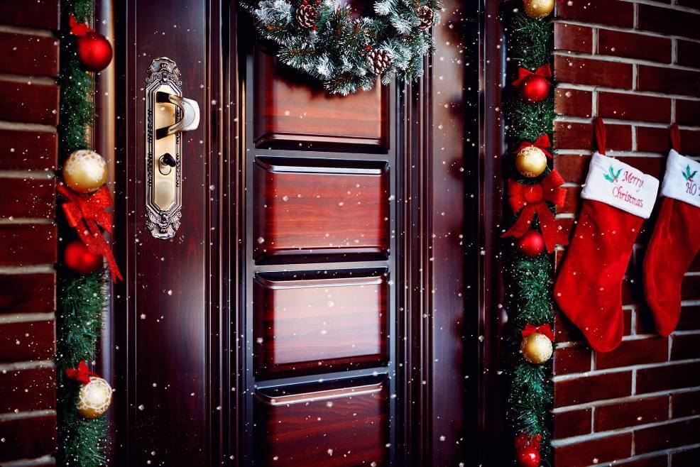6 Ways to Decorate Doors and Windows for the Holidays